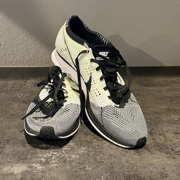 Men’s Nike Flyknit Road Racer Shoes Sneakers - 10.5 black & White